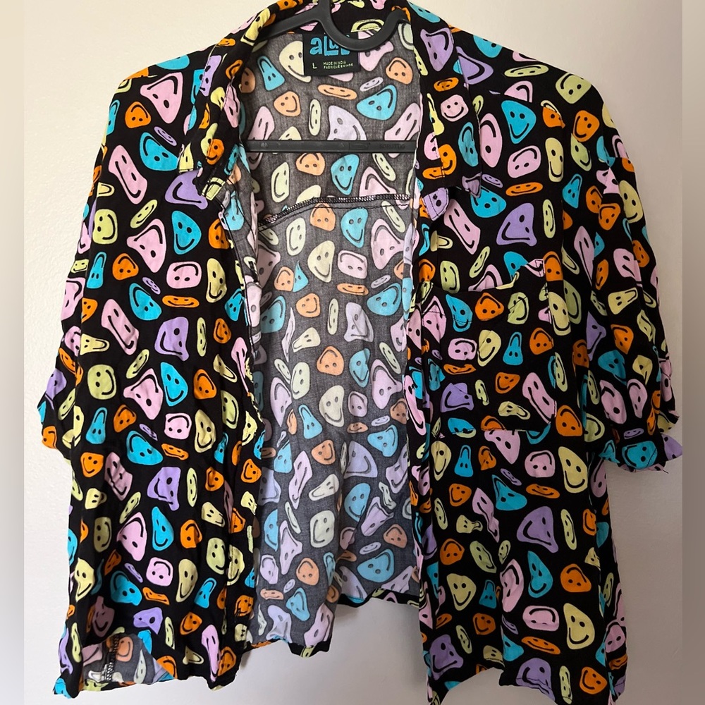Smiley face graphic half top. Size: Large
